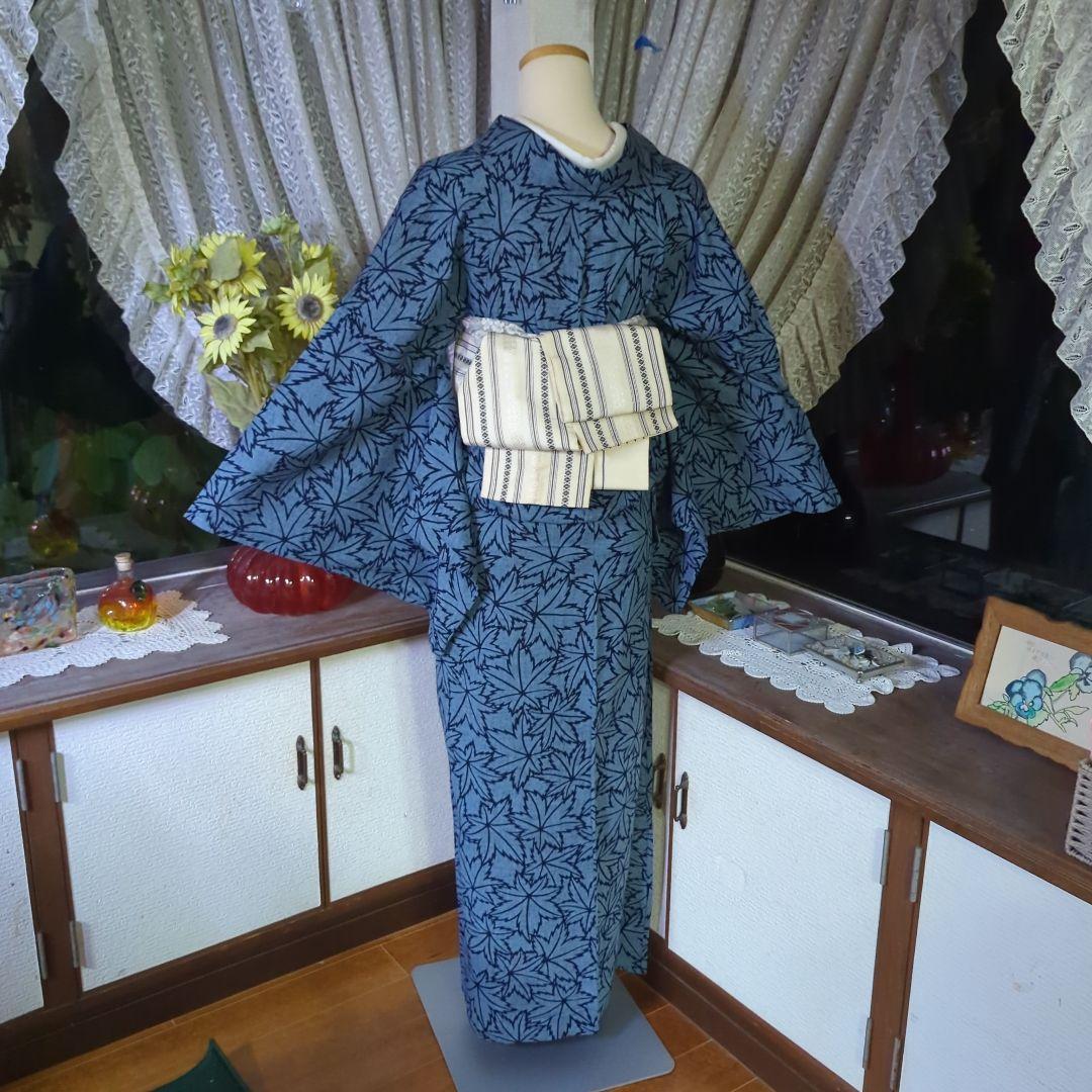 灰青色の地に、一面に染められた楓が清々しく上品な藍染めの浴衣です