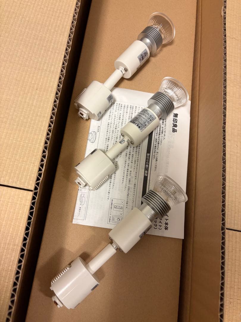 無印良品システムライト本体（ダクトレール） + 他社製高演色スポットライト 3本