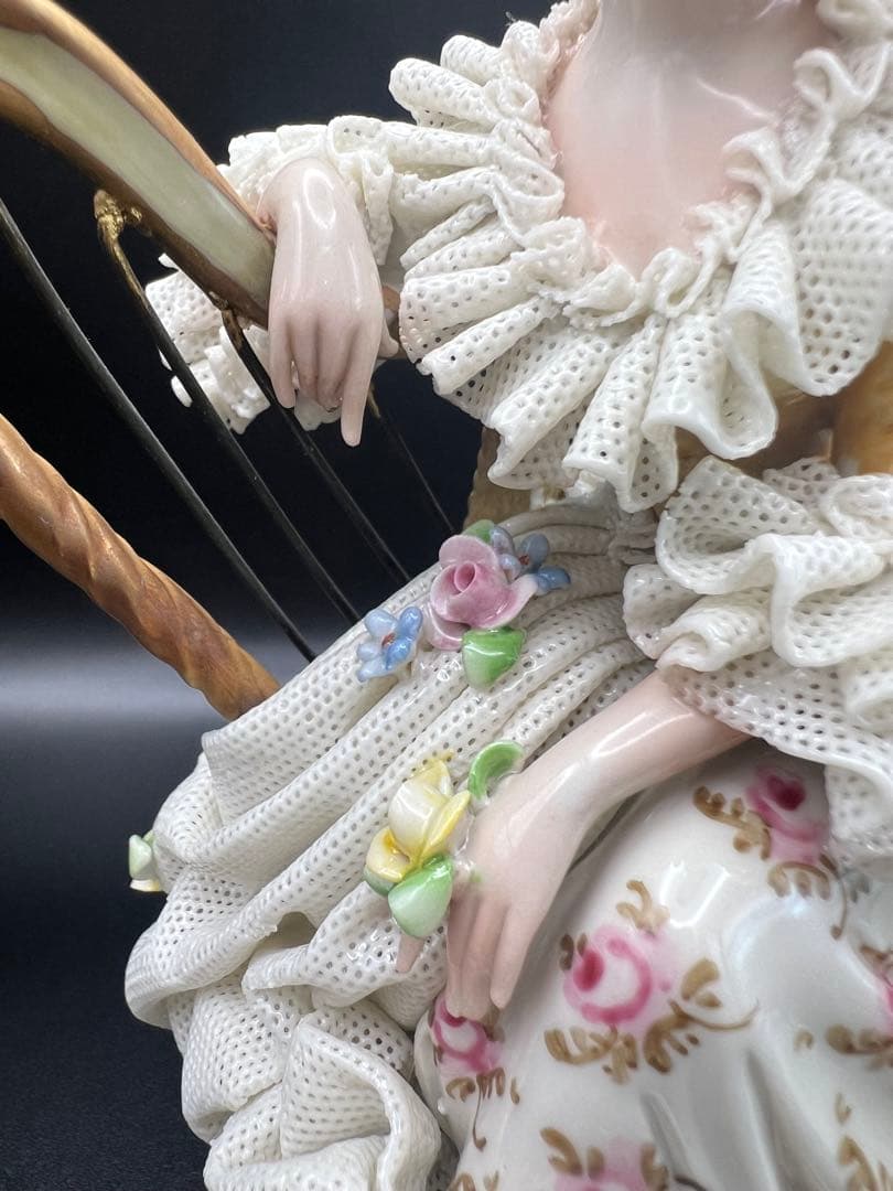 ハープを持つ女性の陶器像