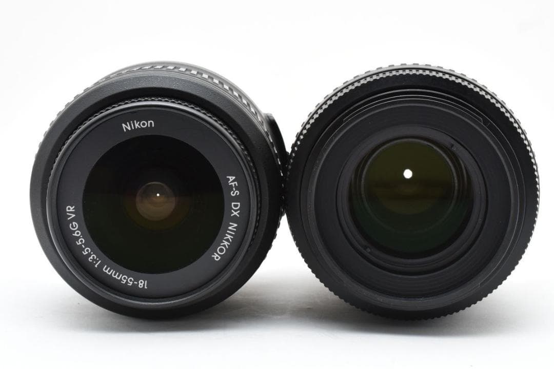 美品　ニコン D5600 ダブルズーム/SD64GB/専用ガラスフィルム/