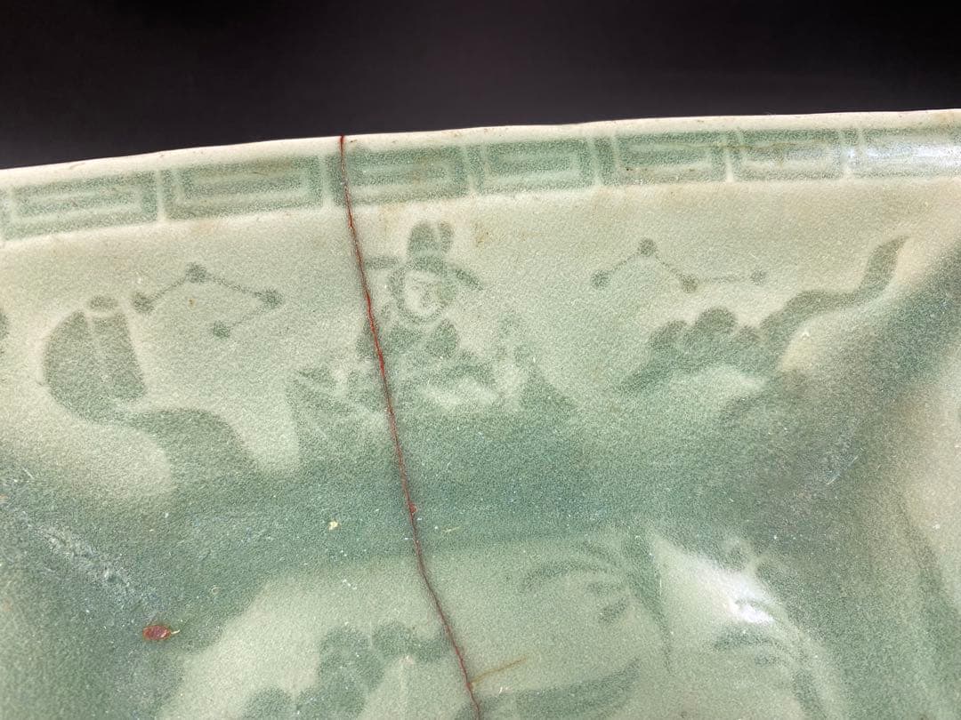 中国古玩 角皿 龍泉青磁 陰刻星座人物図 宋元時代 傷有 時代物 径21.7cm