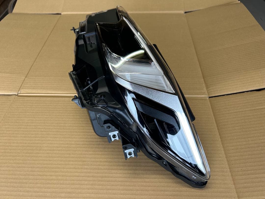 レヴォーグ　VN5 左ヘッドライト