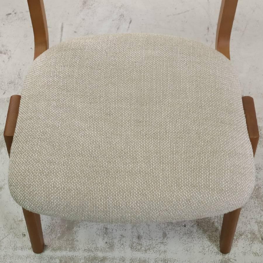 展示品 23年製 ウニコ アッタ ダイニングチェア 座面カバーリング ベージュ系