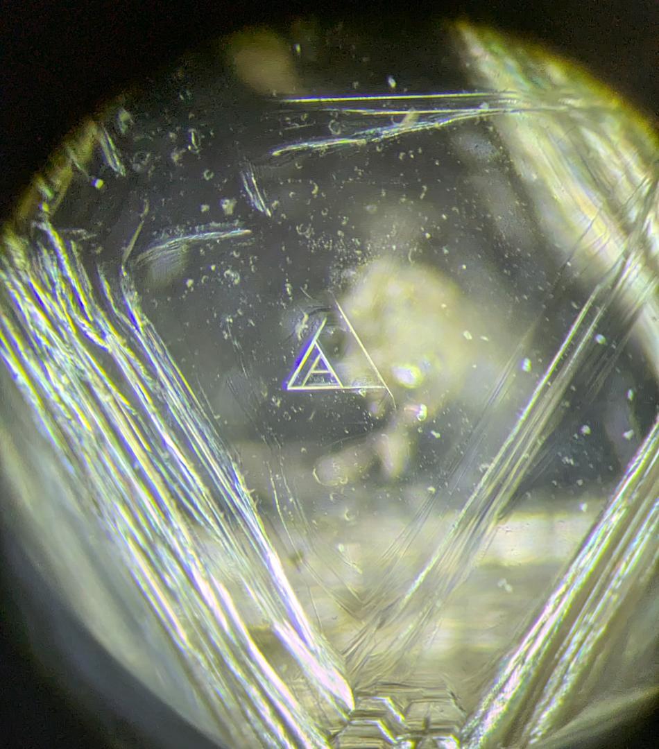 天然ダイヤモンド　八面体（トライゴン・蛍光アリ）　0.691カラット