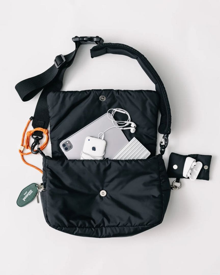 バッグ CLESSTE PADDED FLAP HOLIDAY BAG(BLACK)