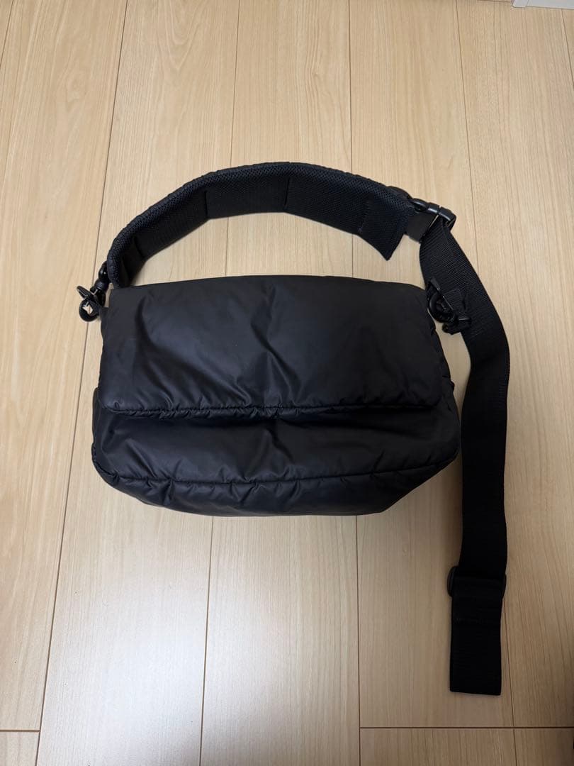 バッグ CLESSTE PADDED FLAP HOLIDAY BAG(BLACK)