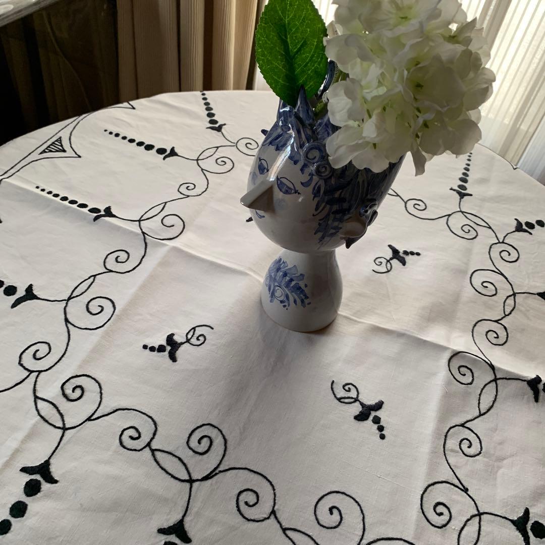 フランスアンティーク　モダンに黒糸で刺繍されたアール・ヌーヴォーの雰囲気が最高