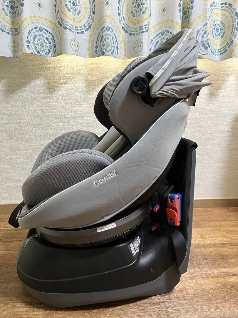 Combi 回転式チャイルドシート グレー　おまけつき【値下げしました】