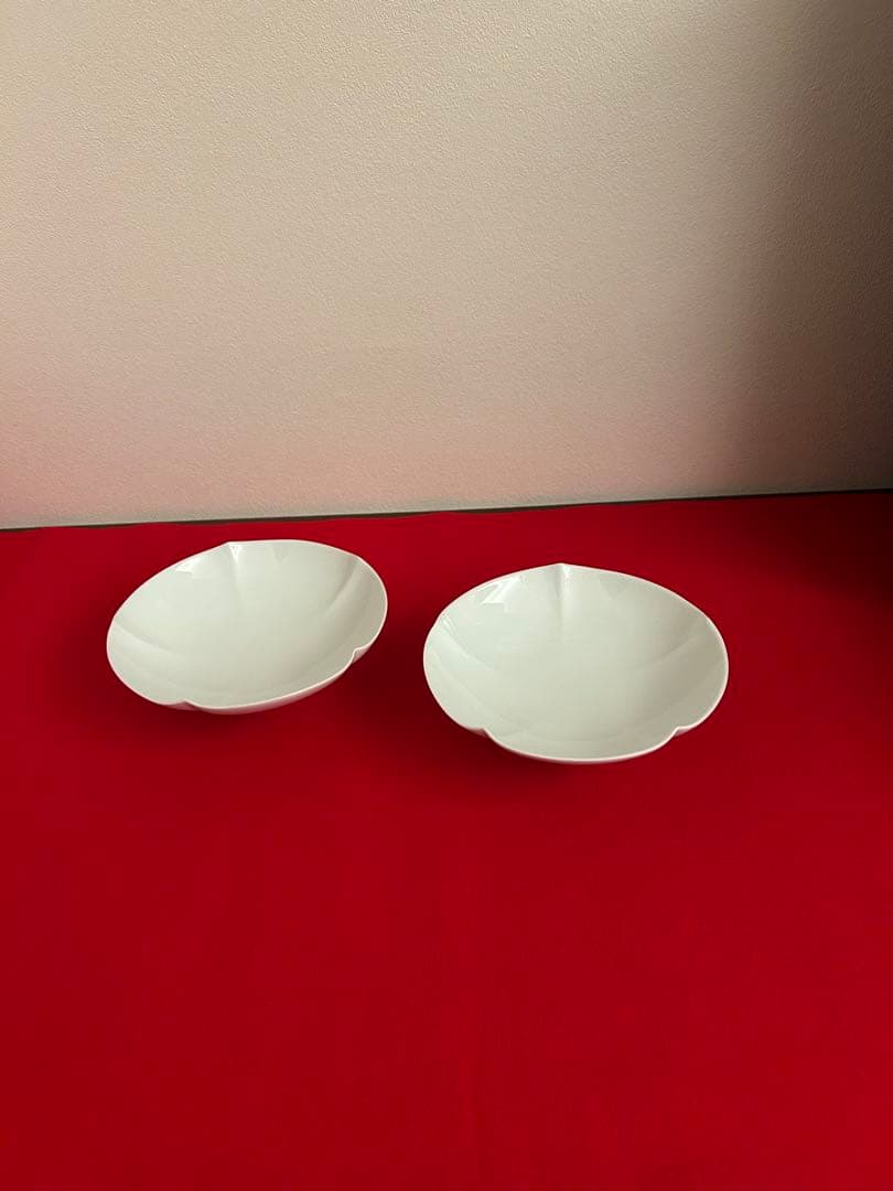 【井上萬二】有田焼　重要無形文化財　人間国宝　白磁花形銘々皿　ニ客