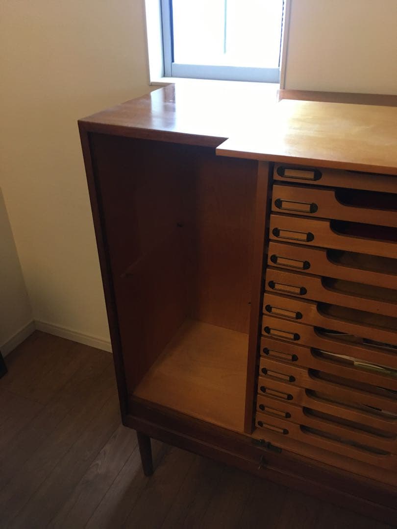 デンマーク　ビンテージ　脚付き蛇腹キャビネット　マホガニー　北欧ビンテージ