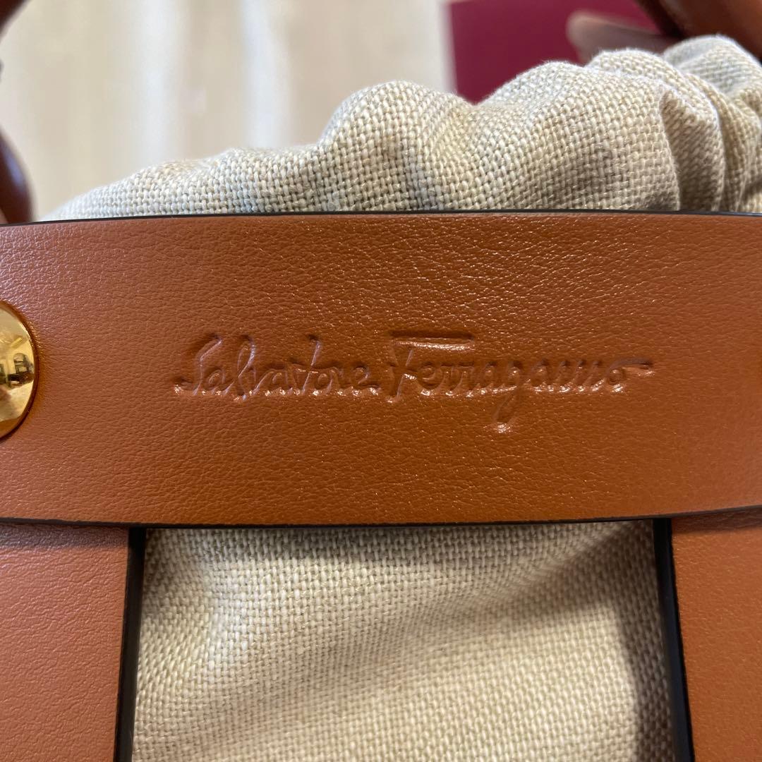 新品未使用 【Salvatore Ferragamo 】Cage Bag