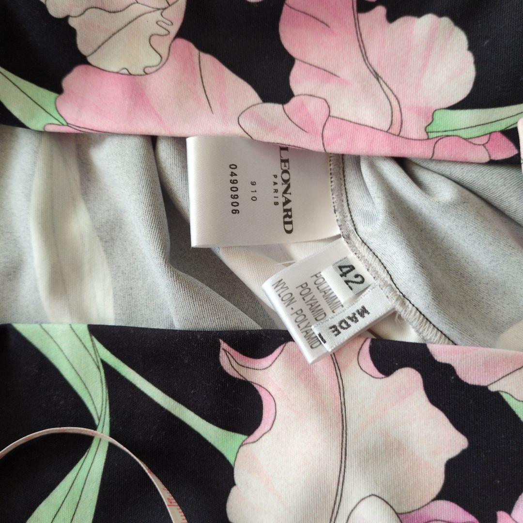 黒地ピンク花柄長袖ワンピース