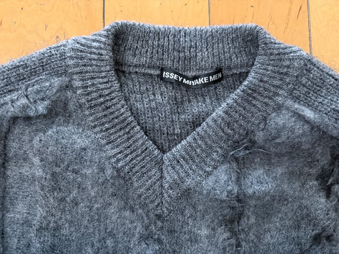 ISSEY MIYAKE MEN 起毛デザイン Vネックニット グレー 日本製3