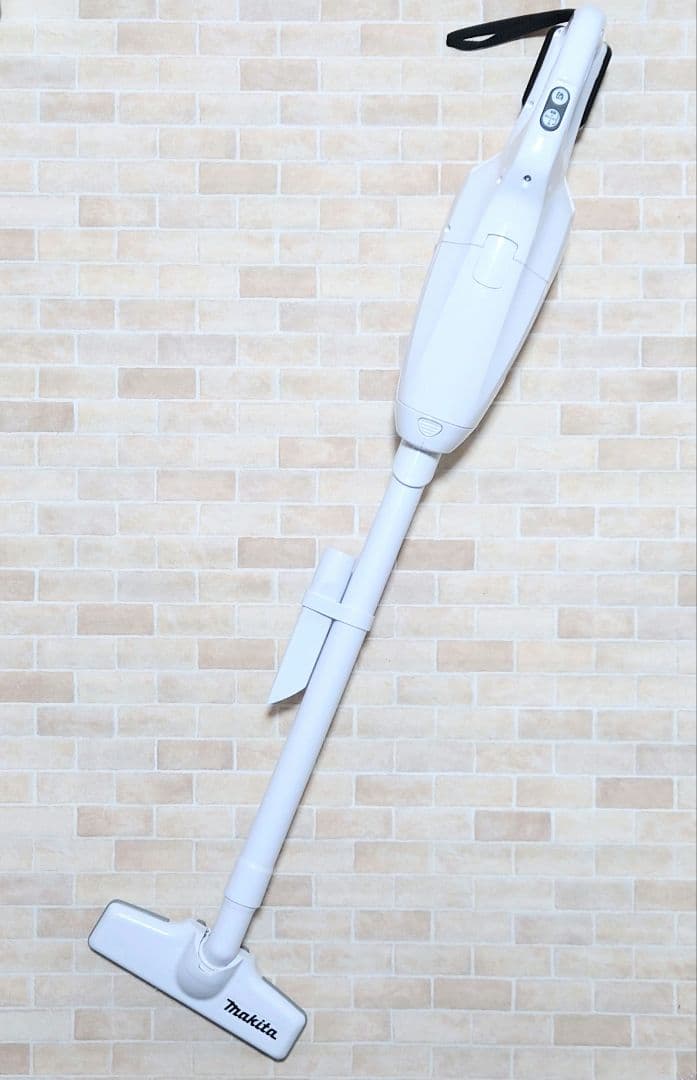 美品　マキタ　コードレス充電式　クリーナー　掃除機　CL107FD
