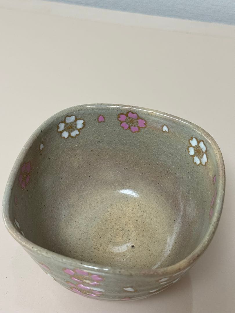 桜模様の陶器製茶碗
