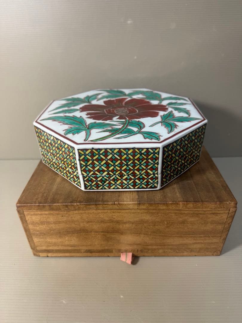 2416 九谷泉焼　加全作　色絵牡丹文　飾筥　蓋物　時代物