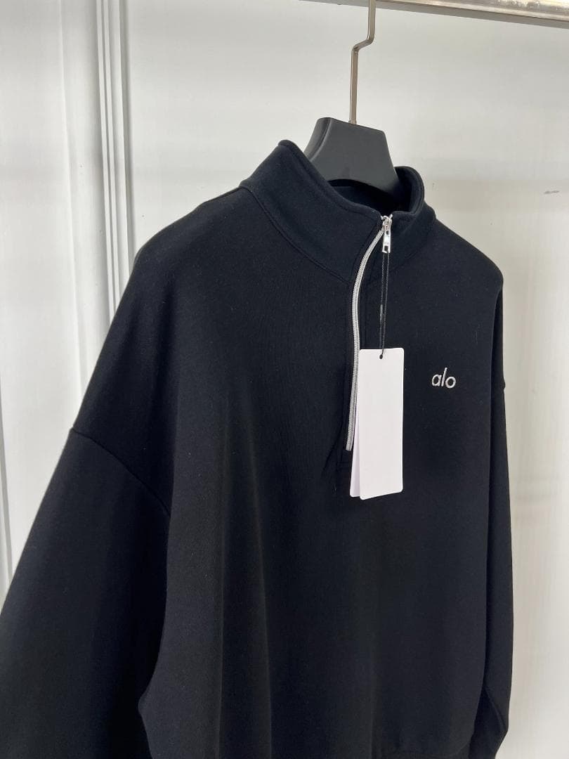 ALO ジップアップスウェット ブラック ミニマルデザイン