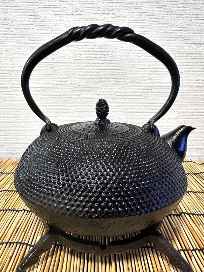 未使用品　南部及春鋳造　名工金秀造　捻鉉算盤形アラレ南部鉄瓶　南部鉄器　鉄瓶