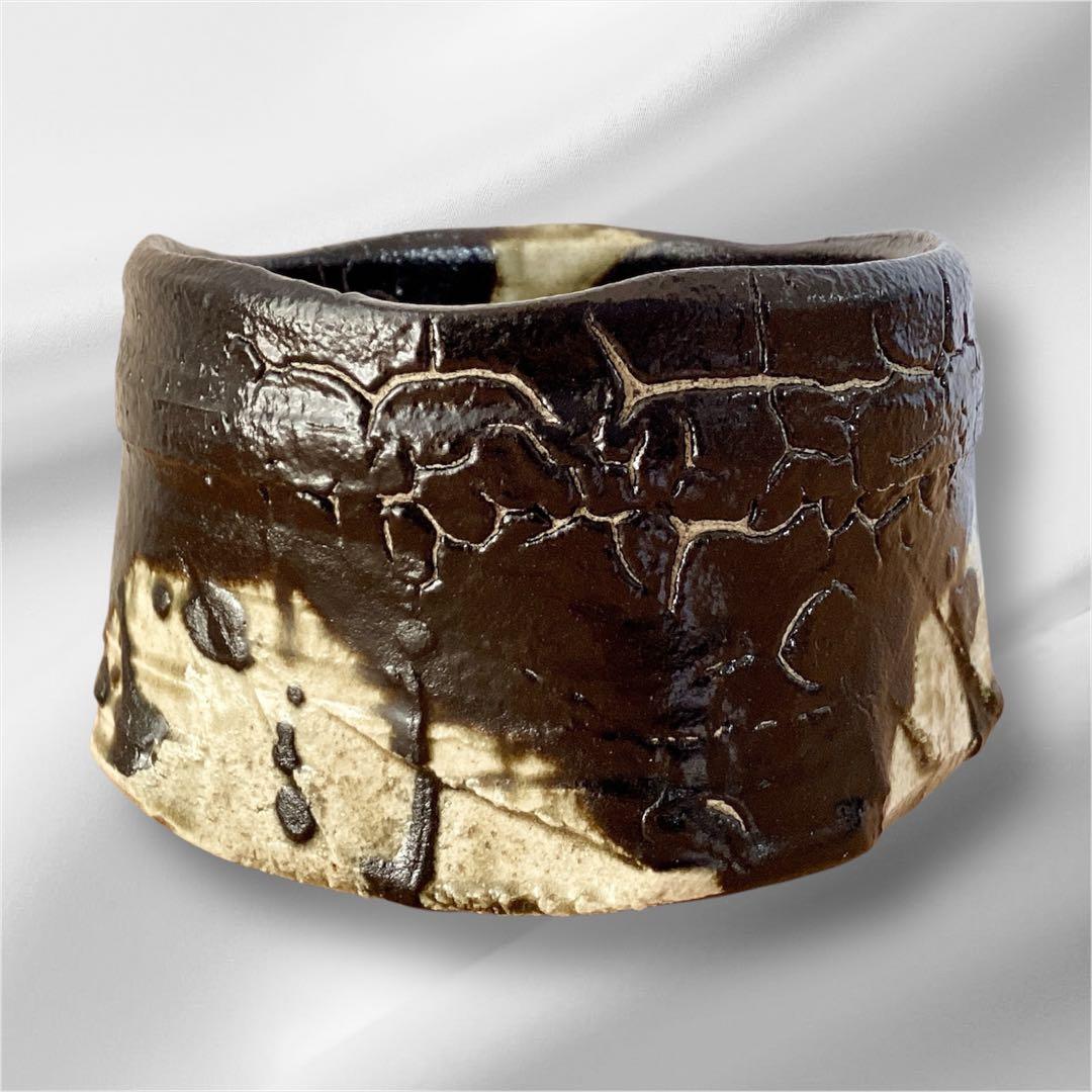 【山田和　美品　上位作】　黒織部　茶碗　共箱　共布　陶暦　造形美を堪能できる一品