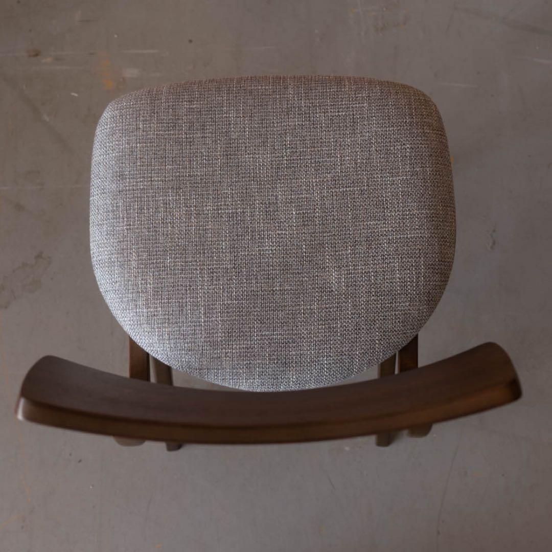 シンプルなブラウンダイニングチェア