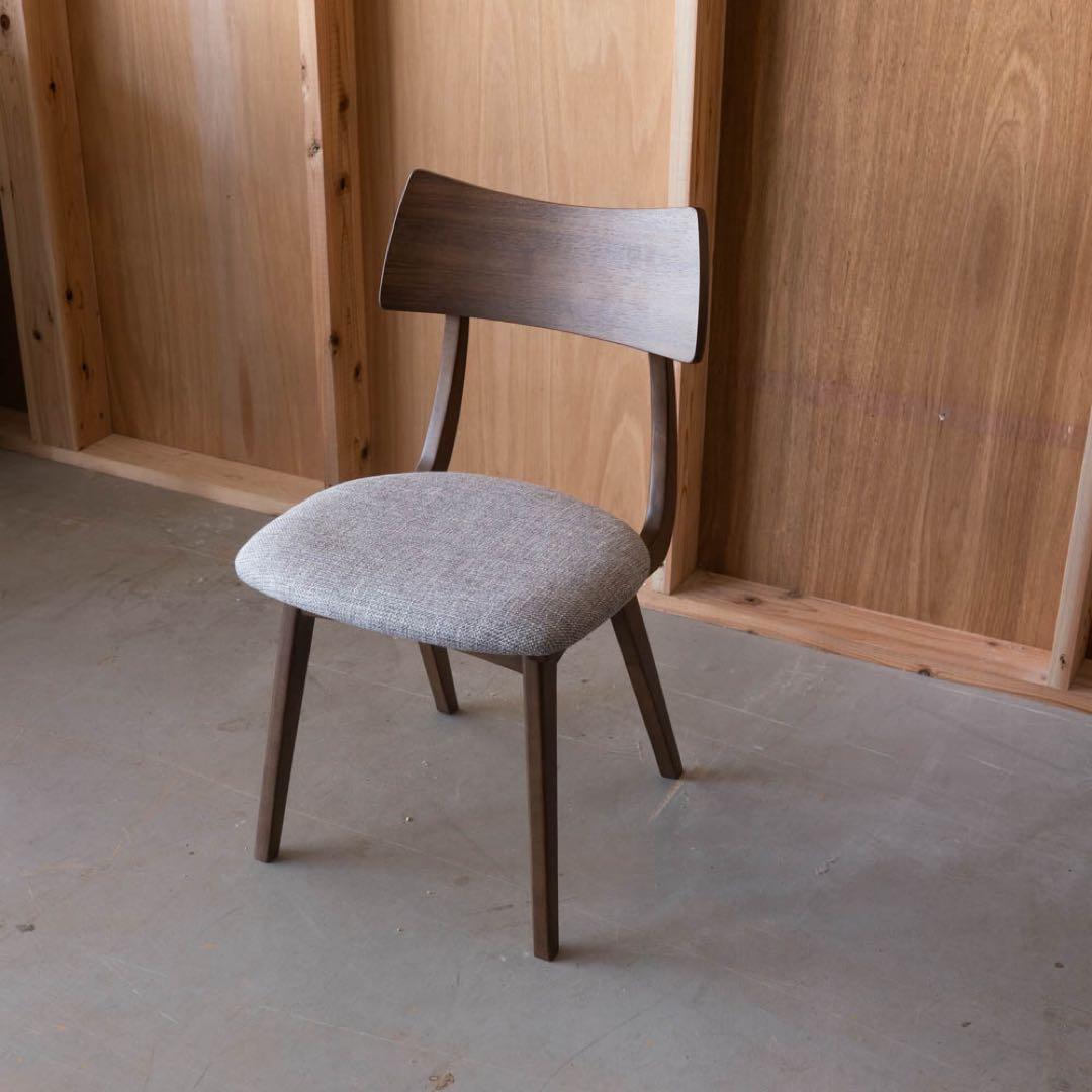 シンプルなブラウンダイニングチェア