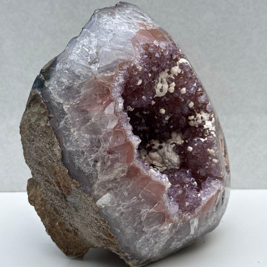 2kg 見どころ満載な ピンクアメジスト ドーム ジオード 天然石　台座付