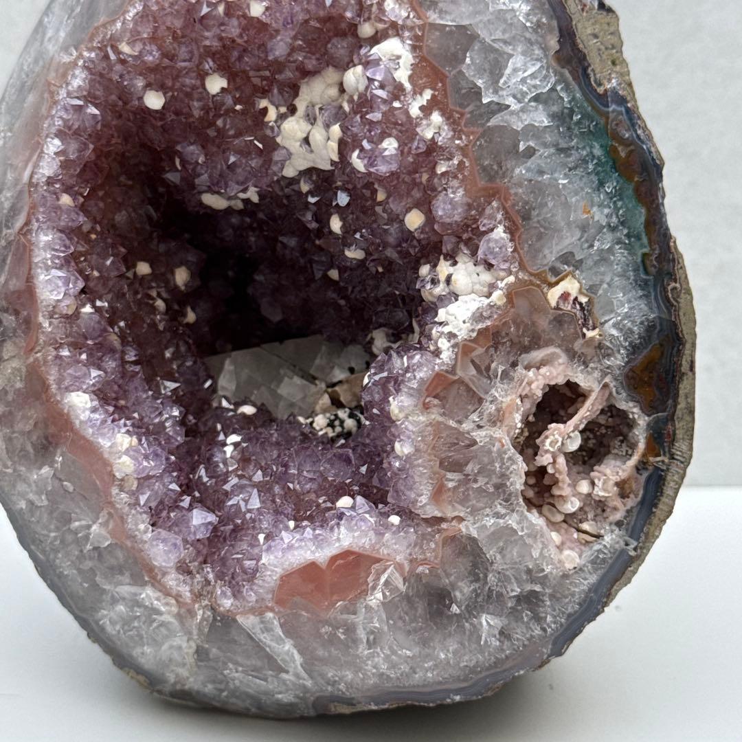 2kg 見どころ満載な ピンクアメジスト ドーム ジオード 天然石　台座付