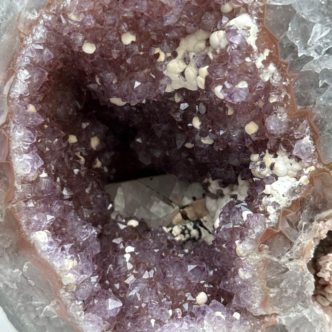 2kg 見どころ満載な ピンクアメジスト ドーム ジオード 天然石　台座付