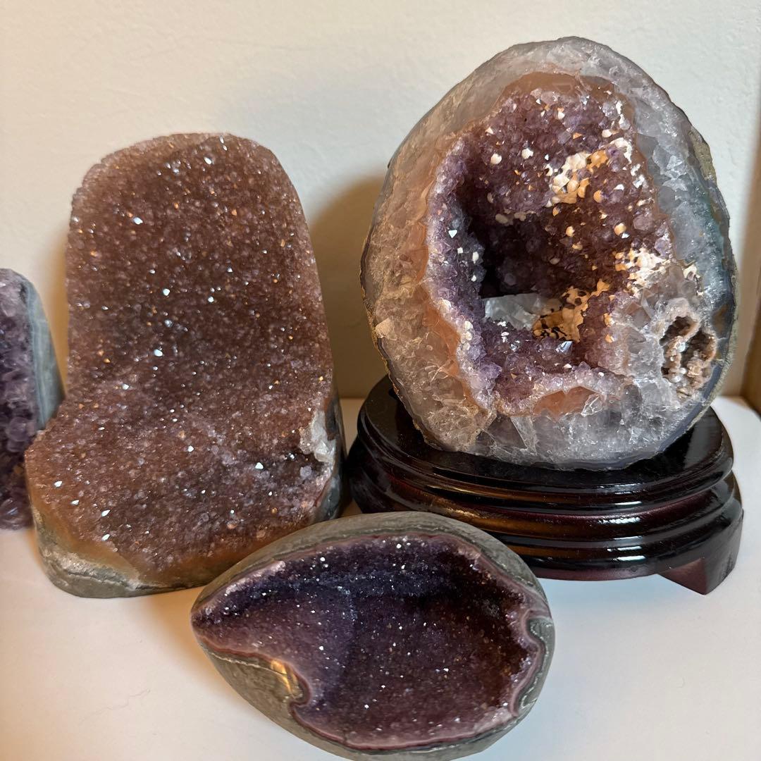 2kg 見どころ満載な ピンクアメジスト ドーム ジオード 天然石　台座付