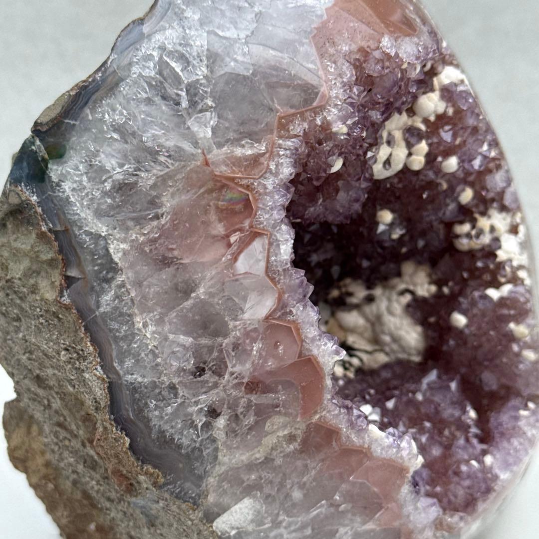 2kg 見どころ満載な ピンクアメジスト ドーム ジオード 天然石　台座付