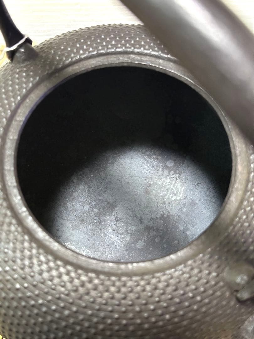 新品、供箱等付属品付　南部藤枝工房藤枝 昌行作　１５型アラレ　南部鉄瓶　南部鉄器