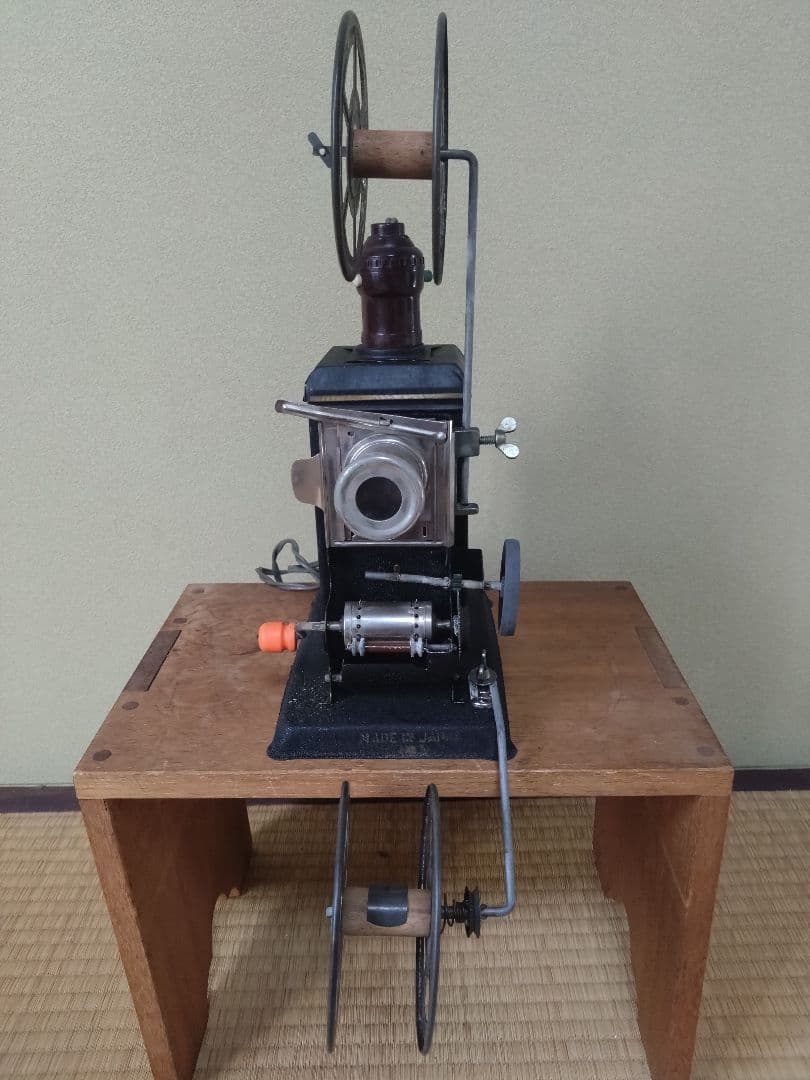昭和レトロ　アンティーク　手動式映写機 と フィルム