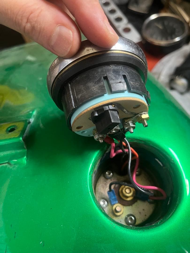 FLSTC ハーレー用ガソリンタンク燃料ゲージ、キャップ、センサーのみ