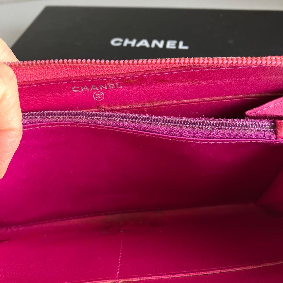 CHANEL フラワーエンボス レッド長財布