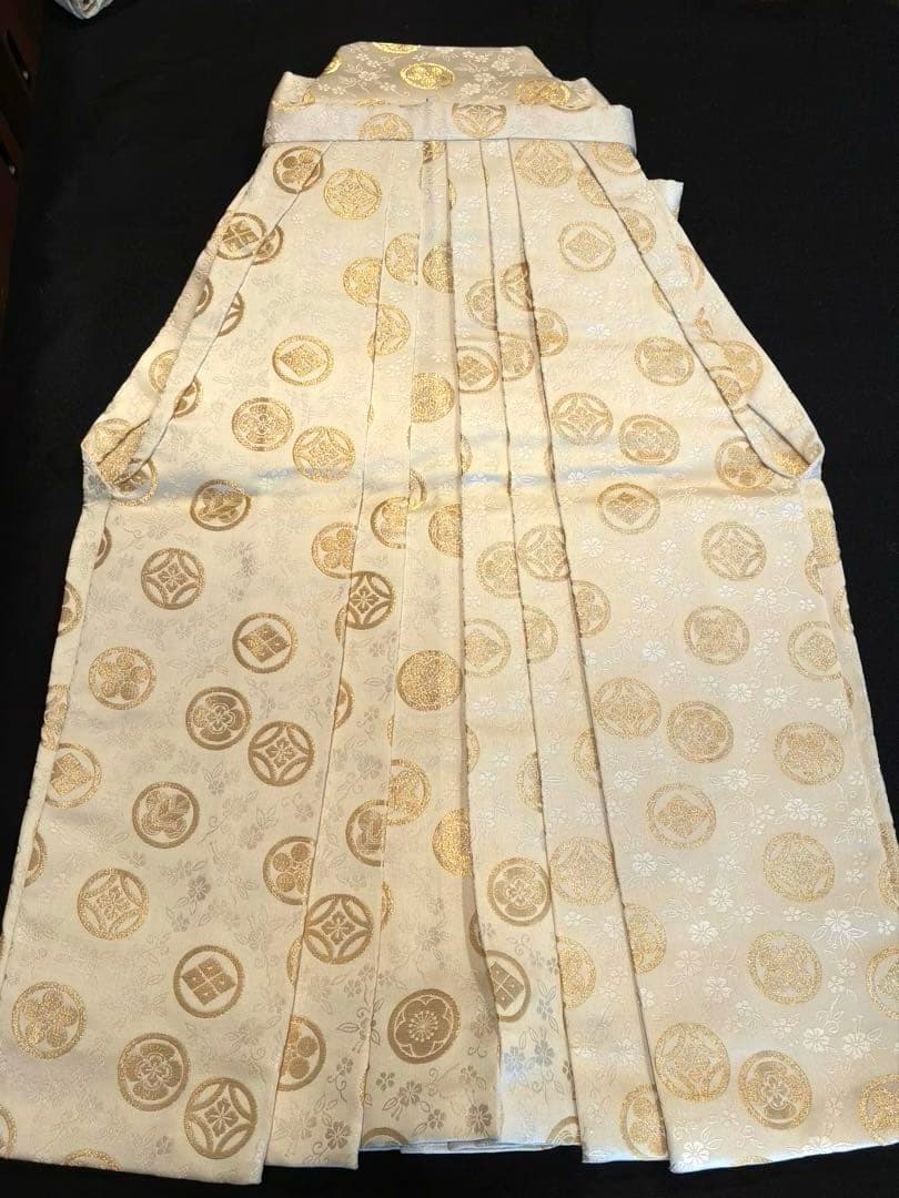 七五三　袴　生成りと金色(腰紐、お守り、懐刀付き)