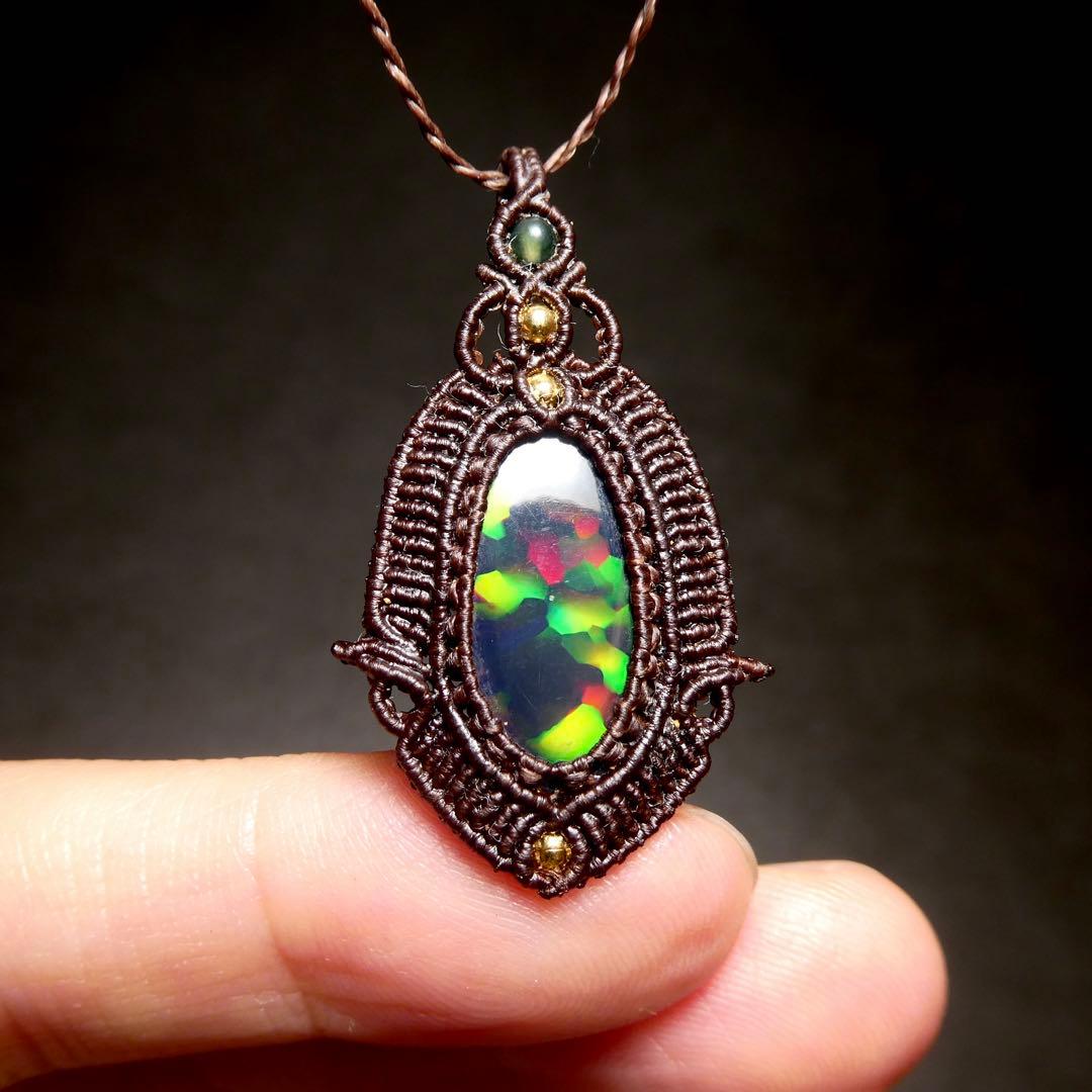 大粒ブラックオパールのマクラメネックレス