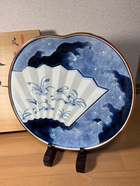 379 林九郎　大皿　兔　36cm 皿立て付き　未使用　有田焼