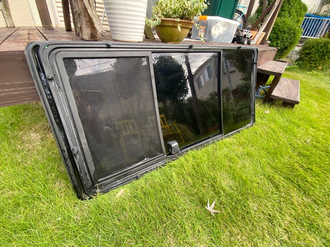 フォルクスワーゲン・ユーロバン　ウェストファリア用の右スライドドアの窓ガラス