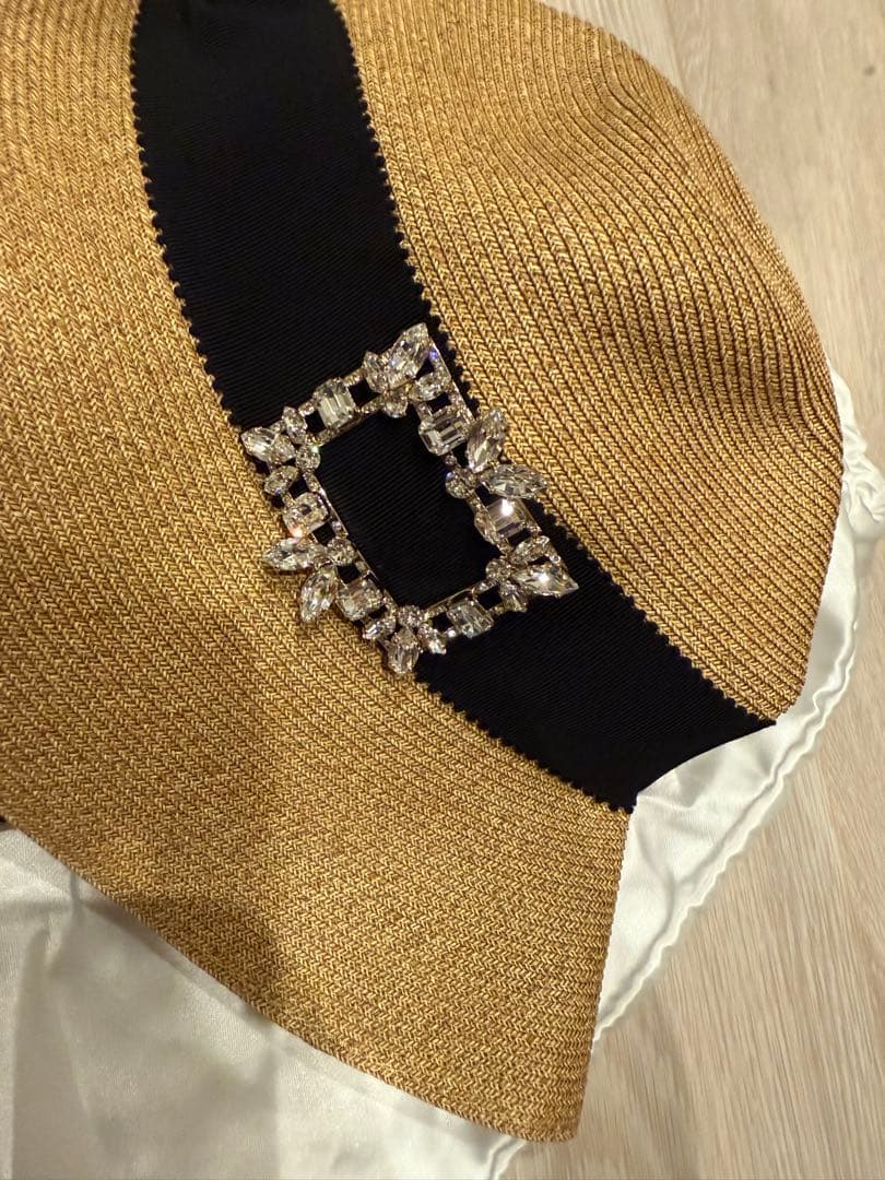 Roger vivier ブロッシュ ヴィヴィエ ラフィア ハット