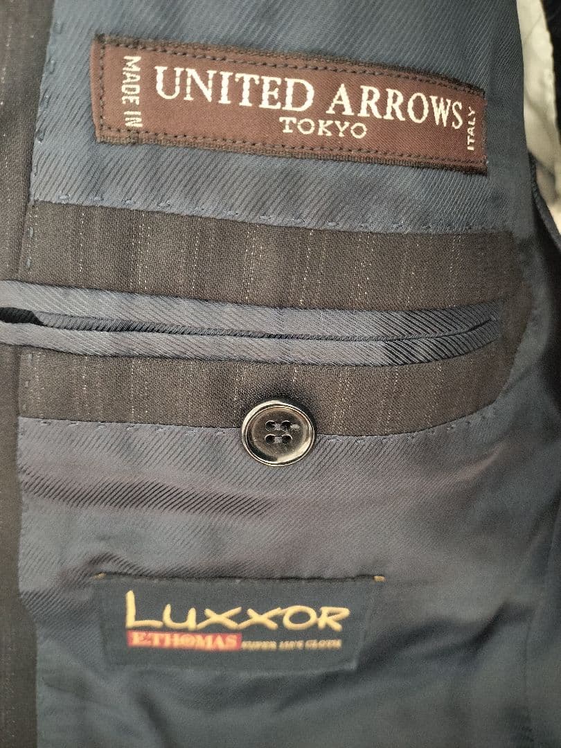 UNITED ARROWS luxxorビジネススーツ ダークグレー ストライプ