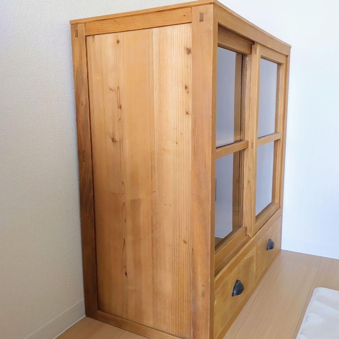 ガラス引き戸のキャビネット　水屋