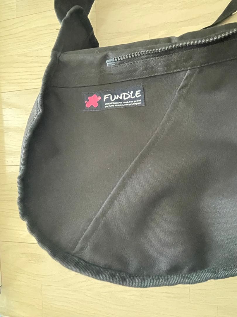 ★ ファンドル　スリングバッグ　スタンダードサイズ　Sサイズ　ブラック　黒 ★