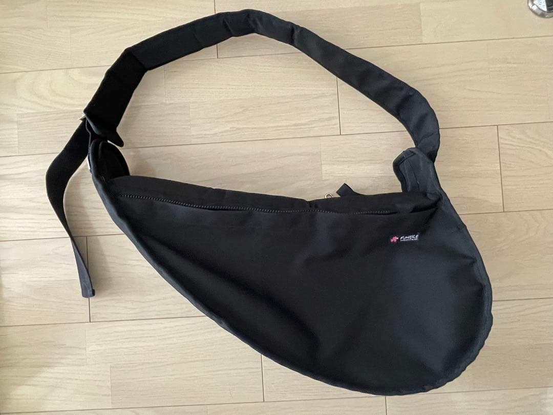 ★ ファンドル　スリングバッグ　スタンダードサイズ　Sサイズ　ブラック　黒 ★