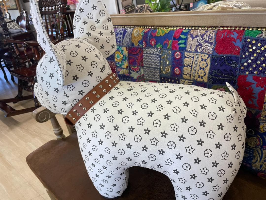 座れるオブジェ　ぬいぐるみ　スツール　イス　モノグラム　ブランド　犬　ホワイト