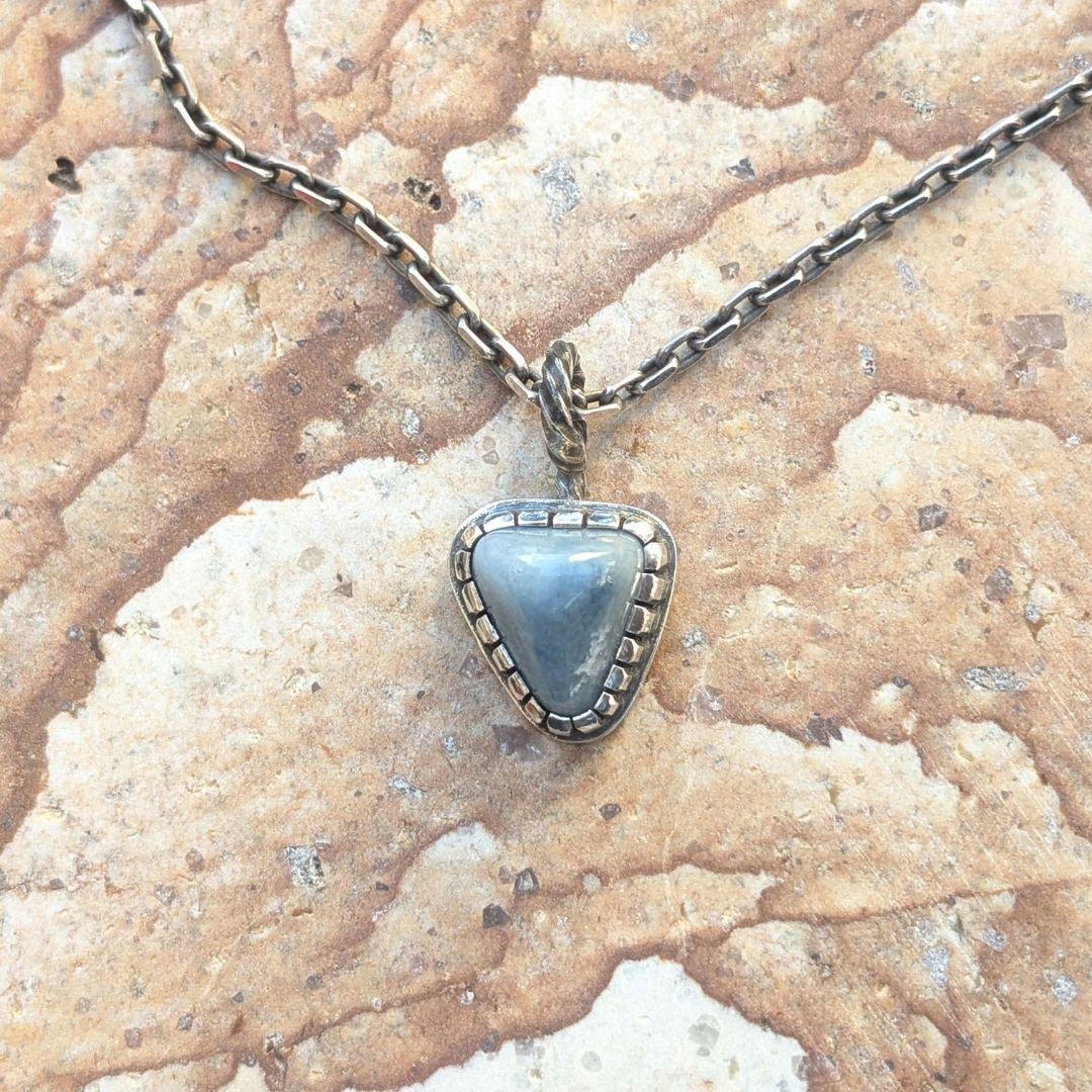 ハンドメイドの入りコン沢トップ　　ペンダントトップ　　糸魚川翡翠