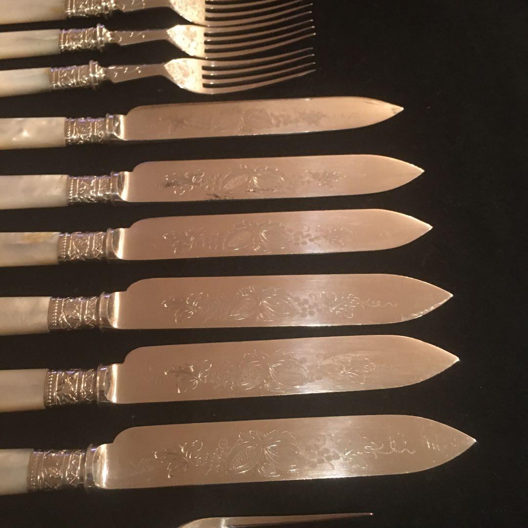 お値下げ　英国製シルバーとマザーオブパールカトラリー12本　葡萄レリーフが美しい