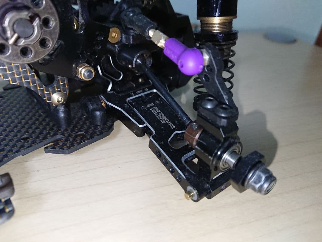3Racing sakuraD5MR ゴールドバージョンシャーシです。