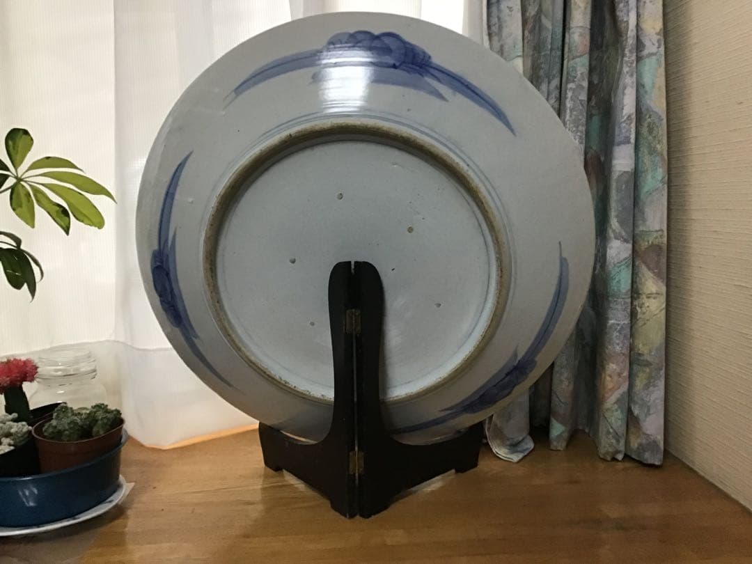 青と白の風景画 陶器皿 木製スタンド付き