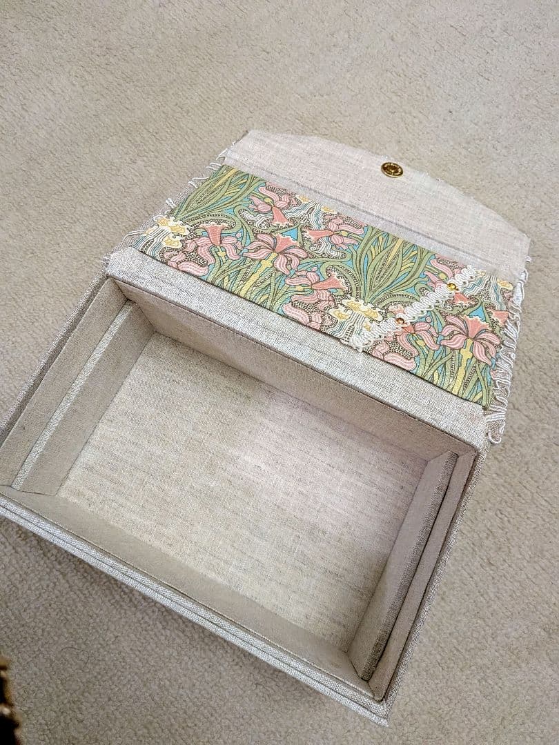 カルトナージュのお道具箱　MORRIS＆Co　刺繍生地