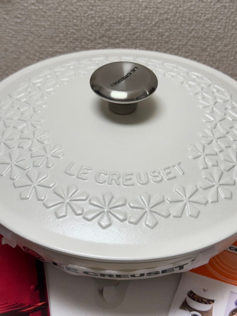 ル・クルーゼ　シグニチャー　マルミット　フラワーレリーフ 22cm コットン